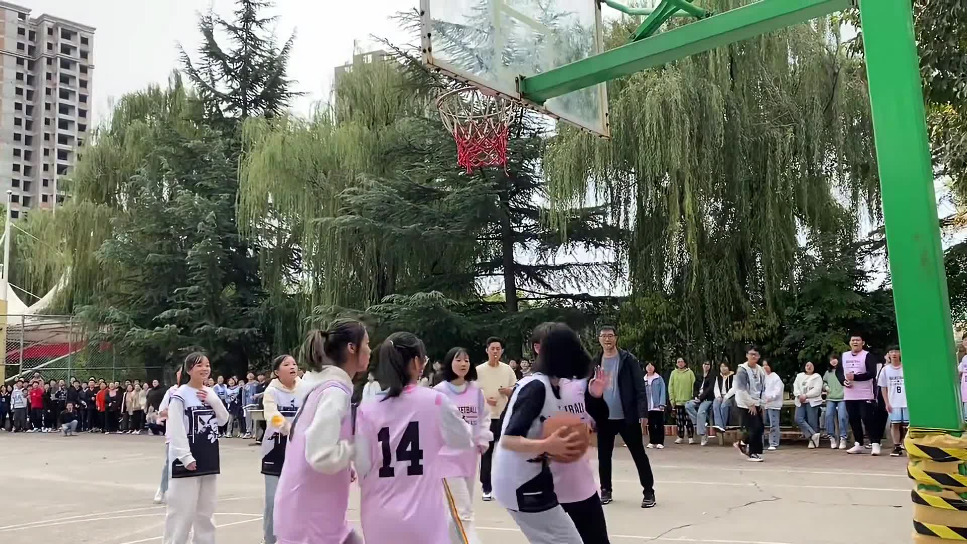 妹子这篮下后撤步还挺扎实！
