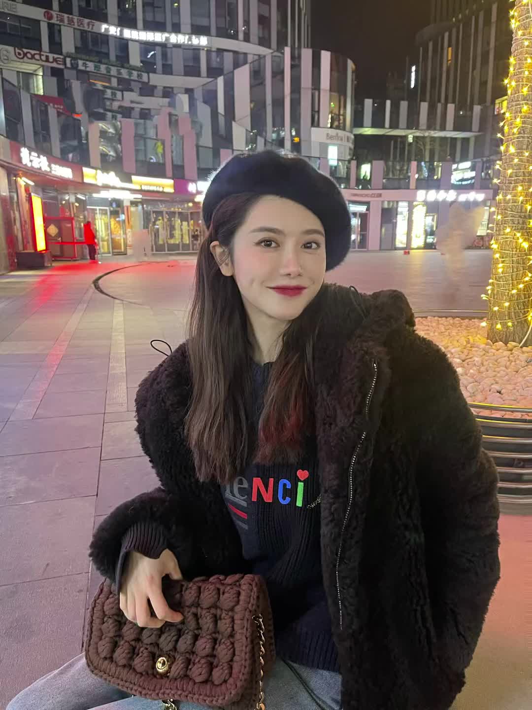 美女主播美娜晒穿搭：生活也不只是有烟火 还有你和我
