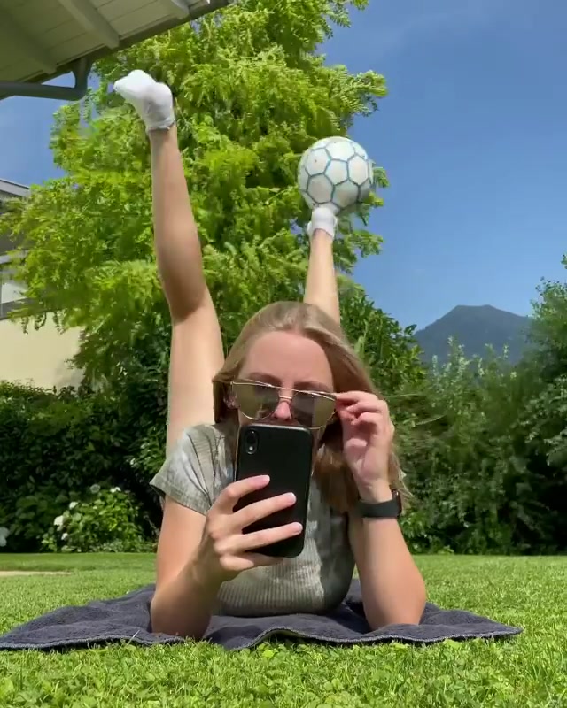 太秀了！小姐姐玩手机还能秀球技
