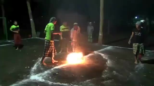 意义何在？感受一下赤脚踢火球