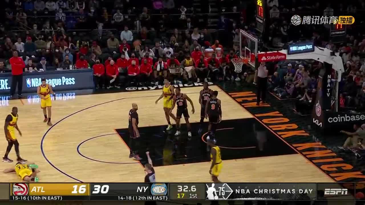 尼克斯菜鸟格莱姆斯疑似垫脚 博格达踩到后痛苦倒地(本场12中2)