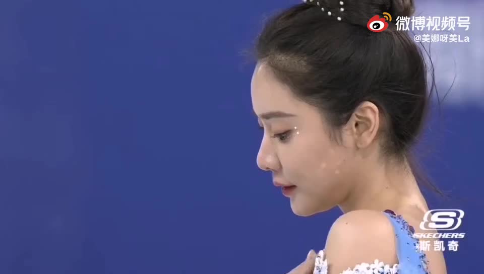 自嘲艾莎胖公主！美娜晒自己冰上舞蹈