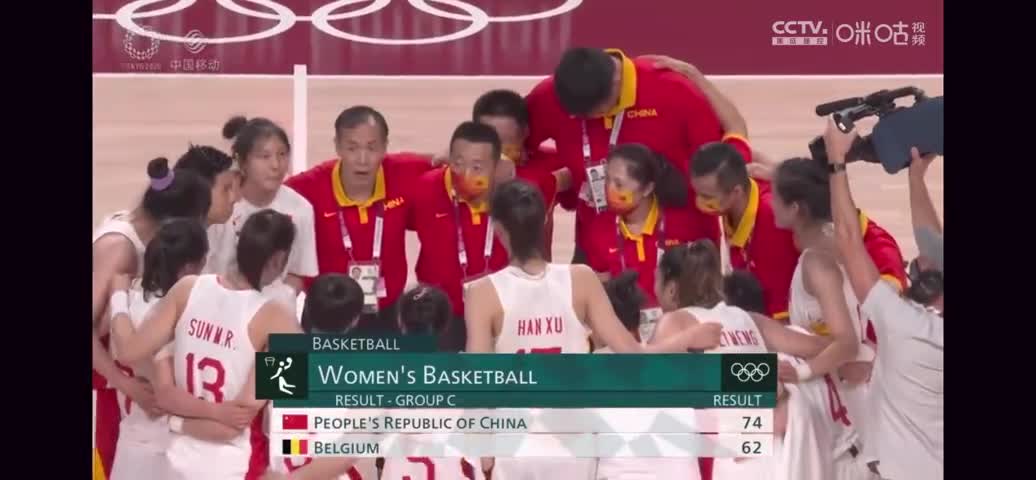 姚明和中国女篮围一起 许利民：后面爱谁谁！女篮一定行