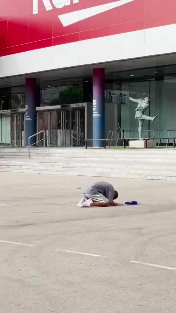 巴萨球迷在诺坎普外双膝跪地，哭求梅西别离开巴萨