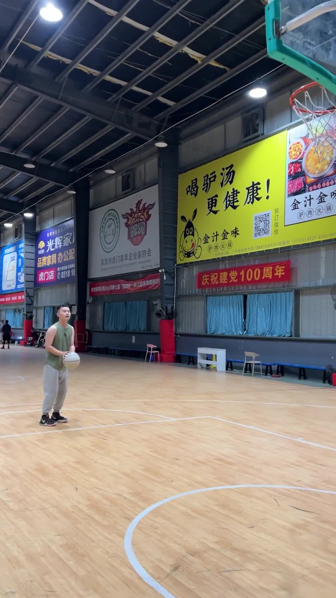 哟呵，还挺准！小刚学长连续命中10记罚球