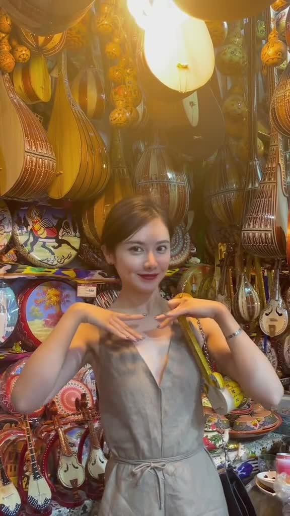 脖子好灵活！美娜晒游玩视频