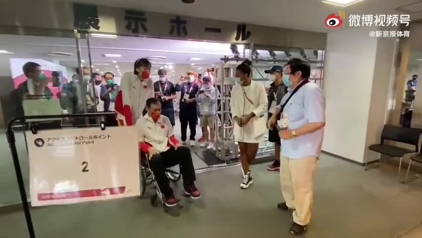 韩旭赛后推着许利民指导离开篮球场