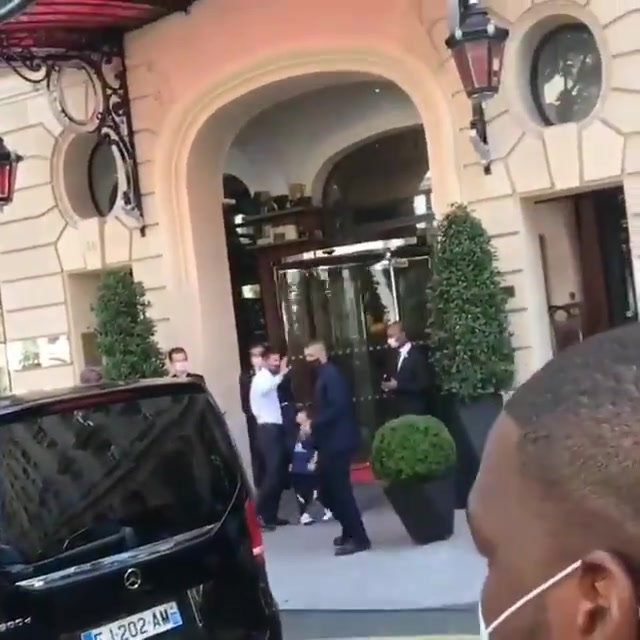 每晚17000镑！梅西和家人解说演讲后返回酒店