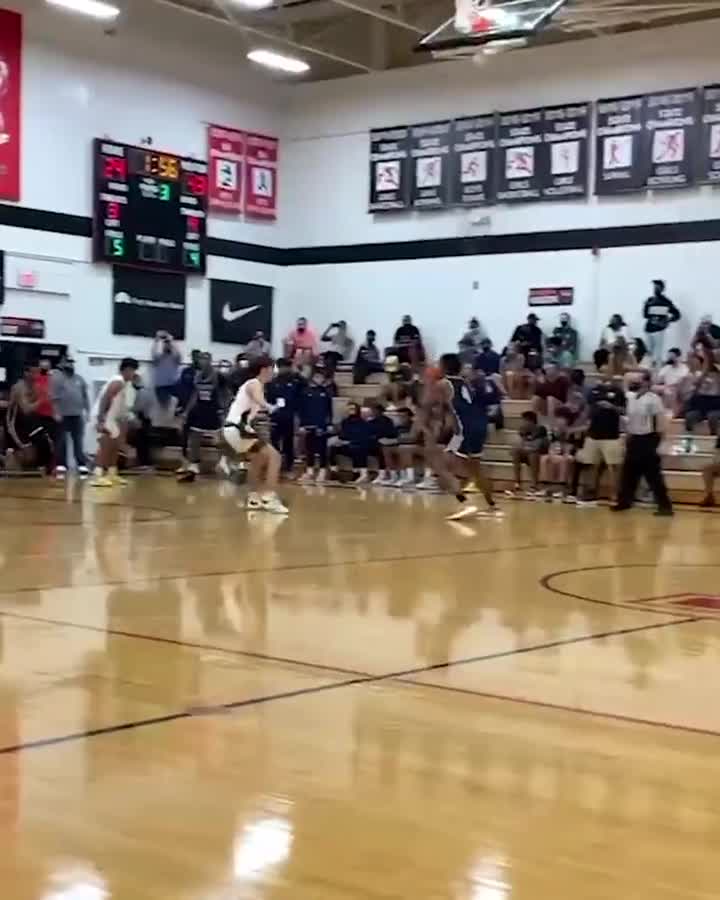 这打法像谁？布朗尼比赛中连进三分