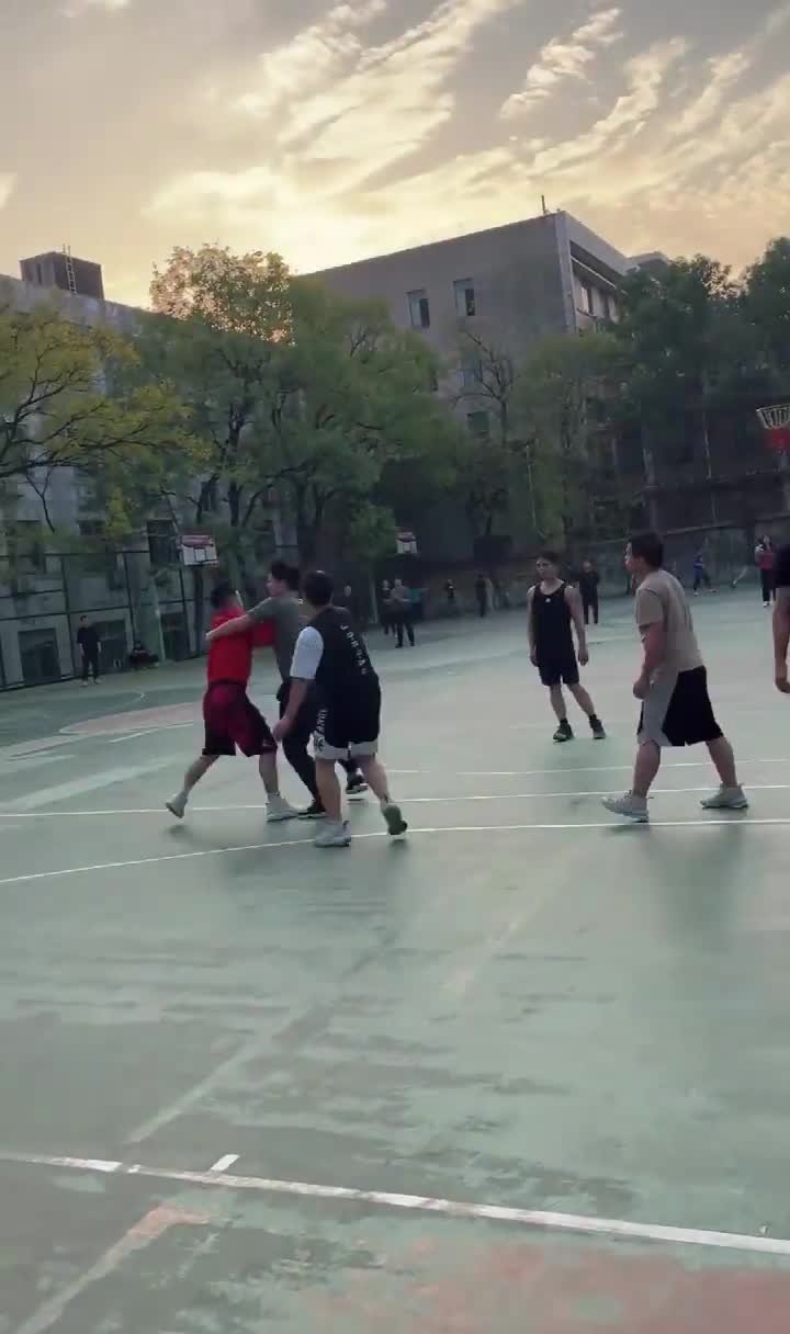 好家伙，现在出门打架带个球也挺正常的