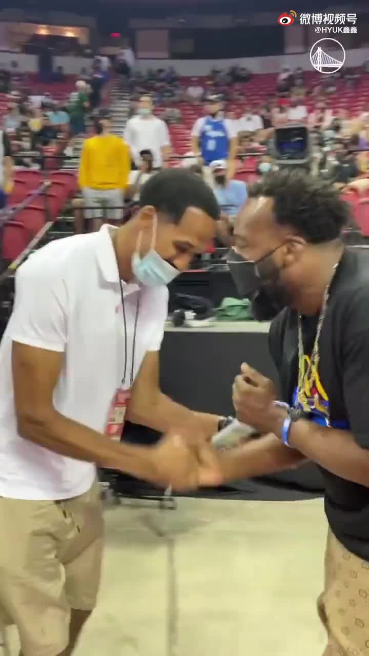 好久不见！利文斯顿和巴博萨碰面