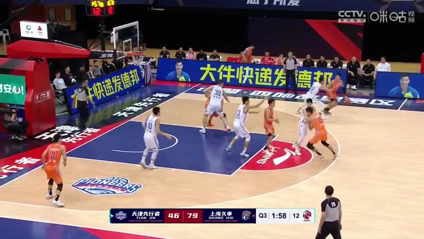 潇洒至极！李添荣360度转身上篮一气呵成