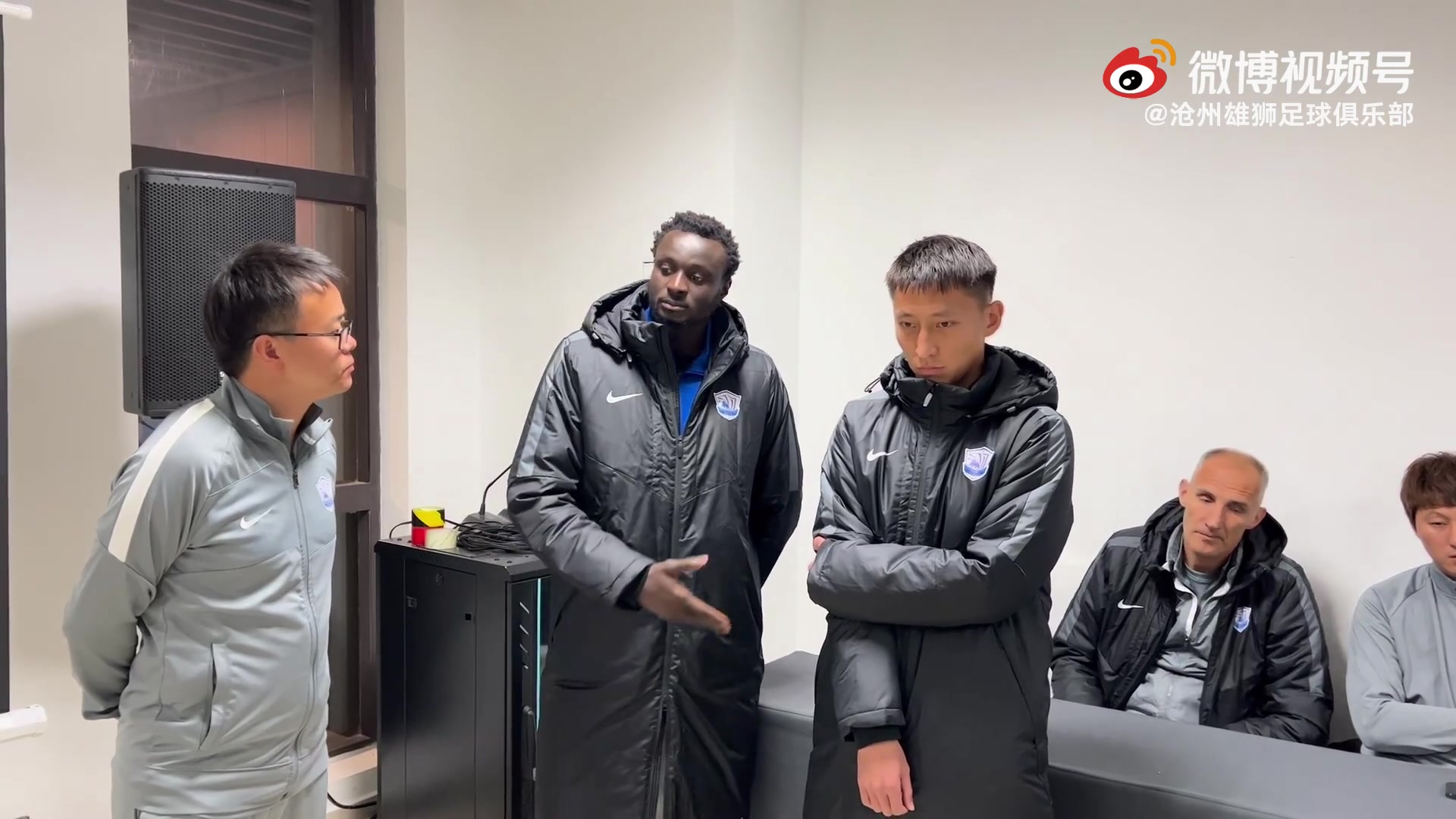 沧州雄狮打架2球员向公众致歉：比赛踢得上头，情绪失控