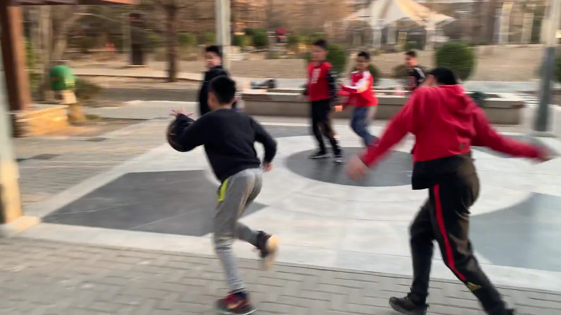 篮球男孩的快乐！小时候有这么玩过吗？