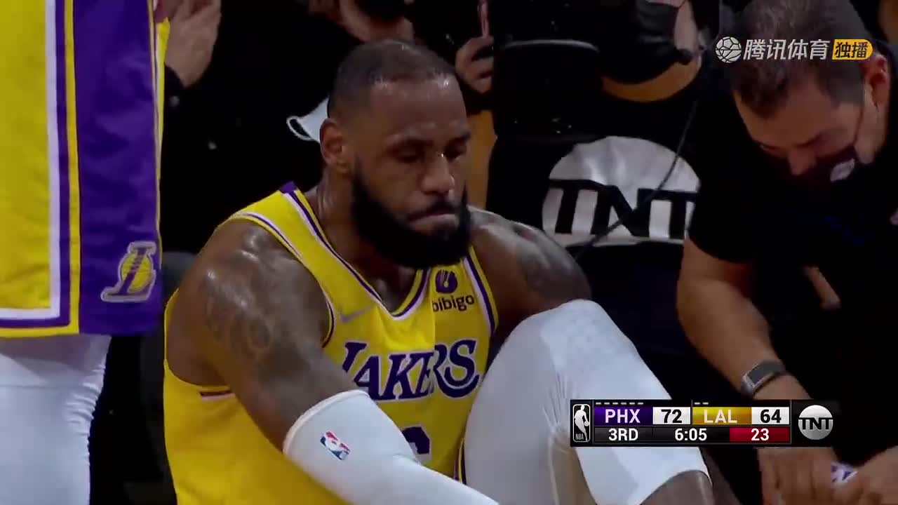 铁人！詹姆斯落地踩到克劳德脚后痛苦拍地 简单调整重返比赛