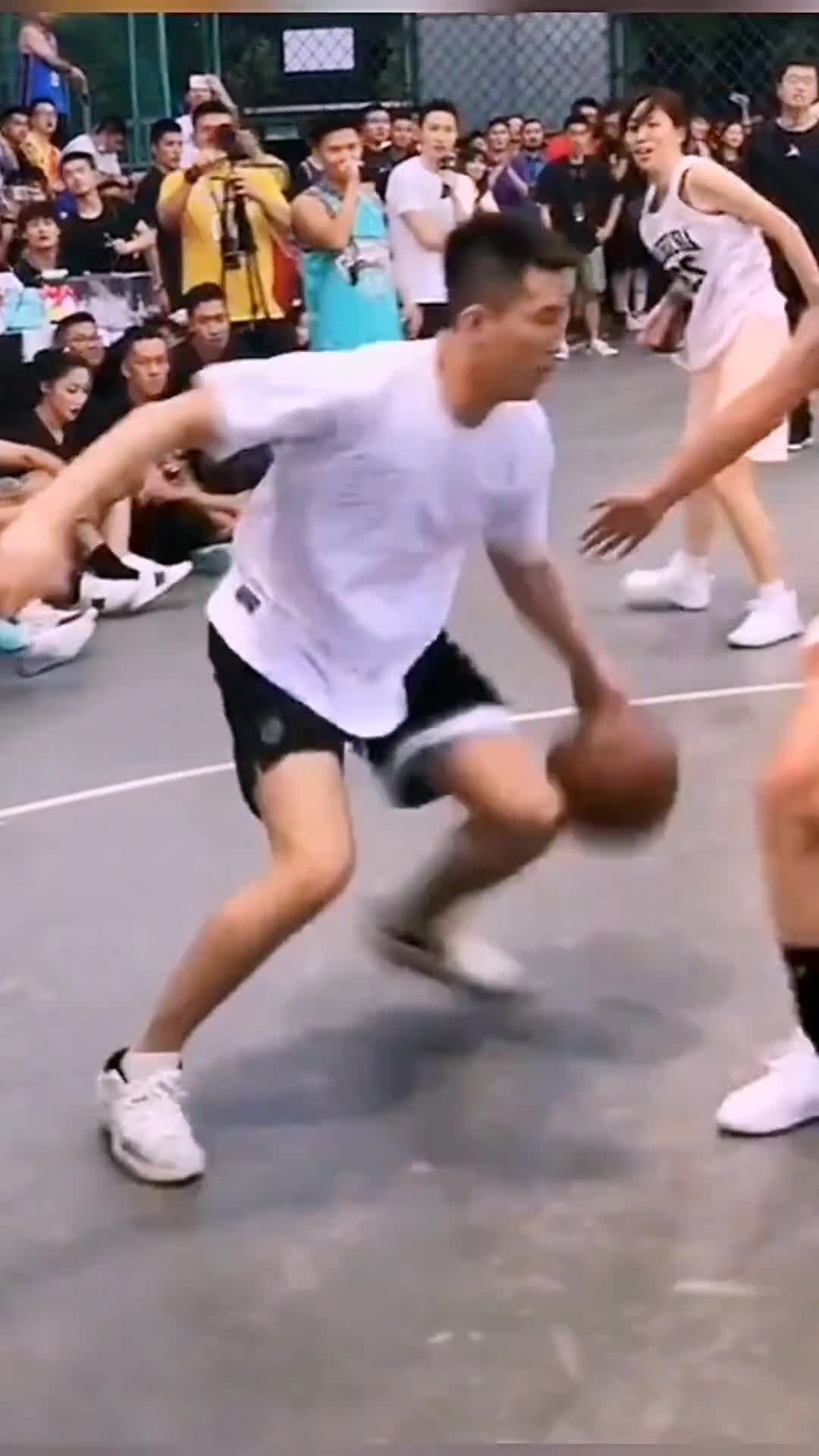 太凶狠了！郭艾伦当年“惨遭”三位妹纸贴身防守