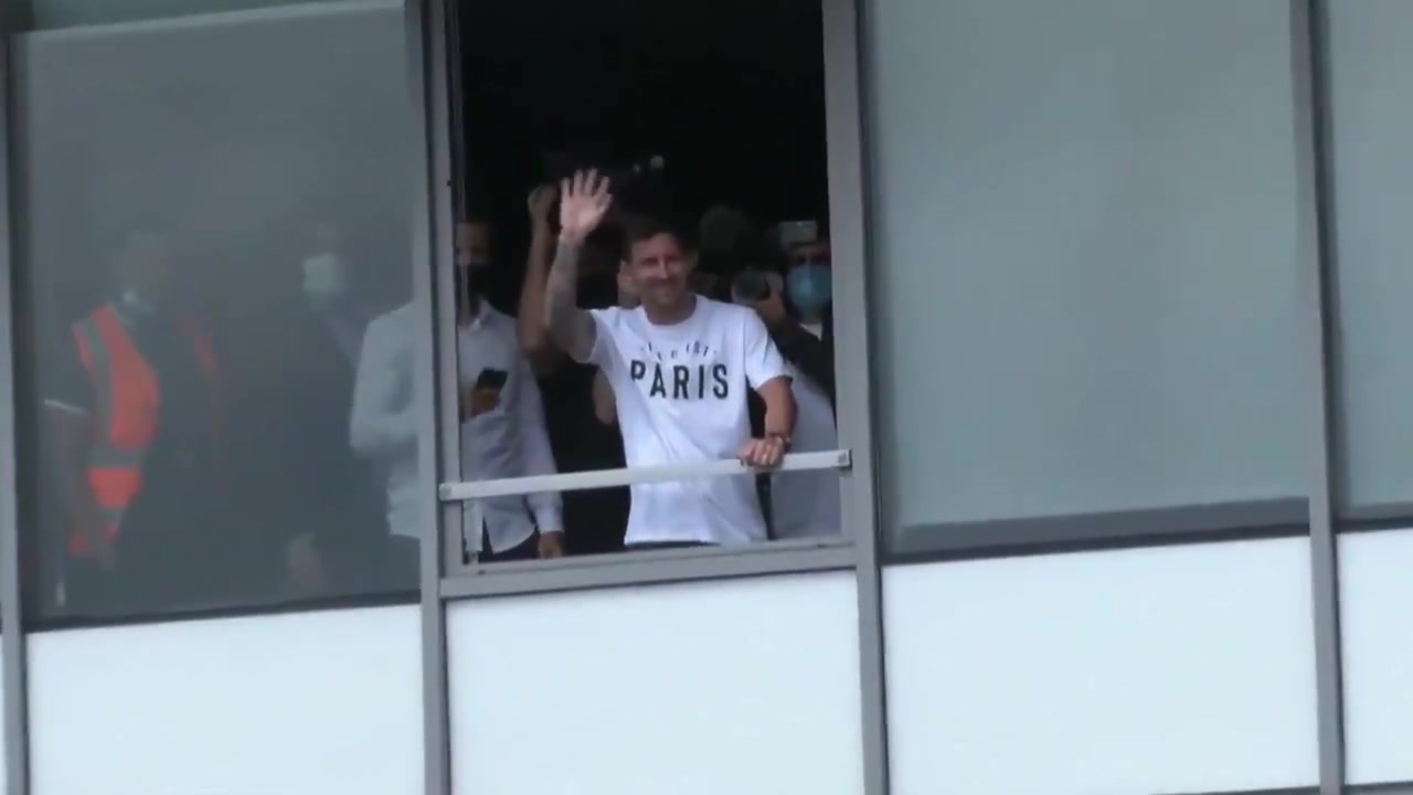 身穿巴黎T恤！梅西向球迷挥手致意